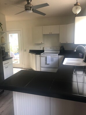 Geladeira, micro-ondas, fogão, cooktop