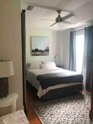 2 quartos, escrivaninha, ferros/tábuas de passar roupa