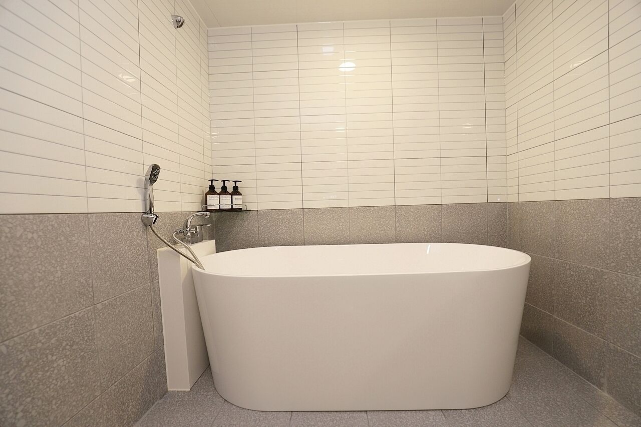 deluxe twin room | bathroom | free toiletries, hair dryer, slippers, towels