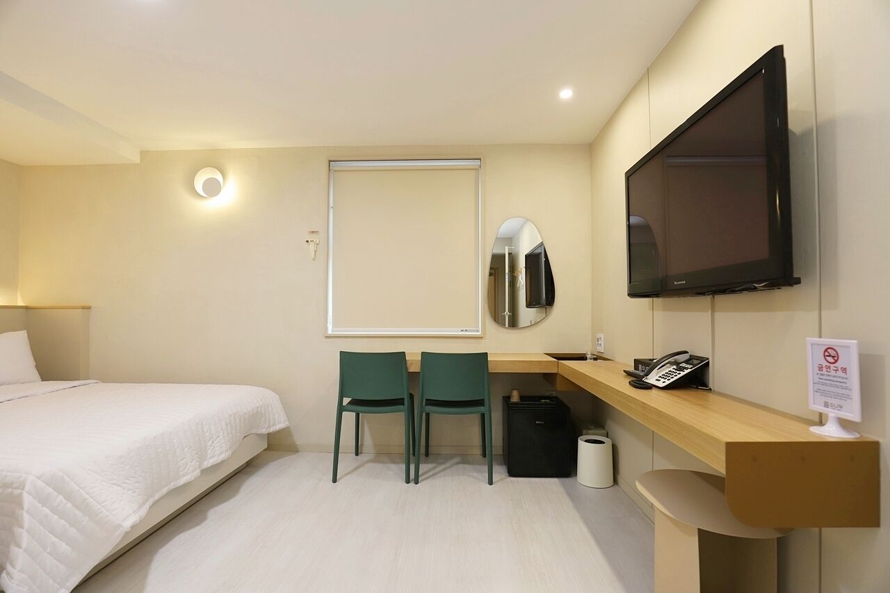 deluxe twin room | individually decorated, individually furnished, blackout curtains