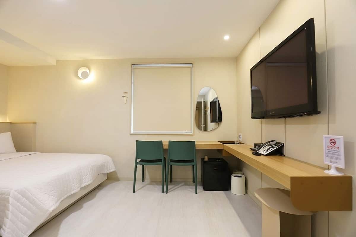 deluxe twin room | individually decorated, individually furnished, blackout curtains