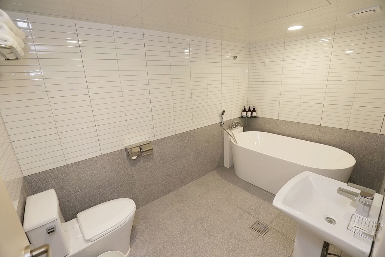 deluxe twin room | bathroom | free toiletries, hair dryer, slippers, towels