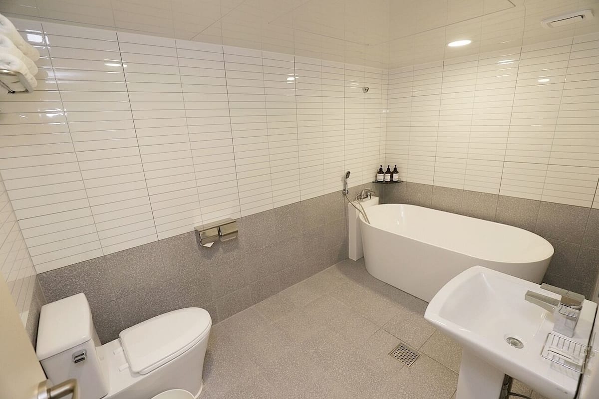 deluxe twin room | bathroom | free toiletries, hair dryer, slippers, towels