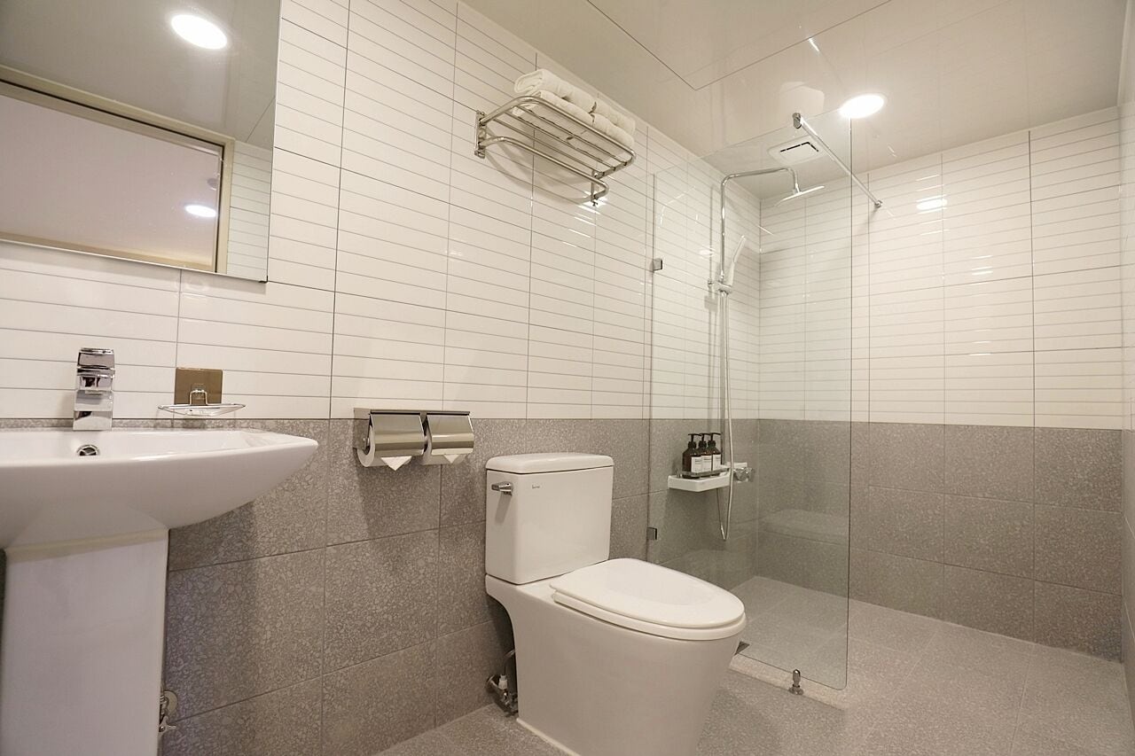 standard double room | bathroom | free toiletries, hair dryer, slippers, towels
