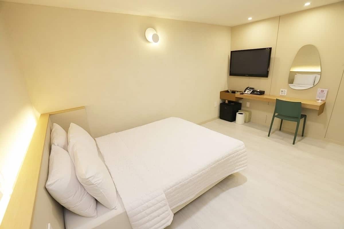 standard double room | individually decorated, individually furnished, blackout curtains