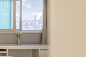 Skrivbord, arbetsyta för laptop och ljudisolering