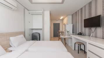 Tvåbäddsrum Deluxe | Skrivbord, arbetsyta för laptop och ljudisolering