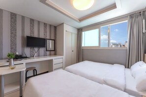 Habitació amb dos llits individuals Deluxe | Escriptori i espai de treball apte per a portàtils 