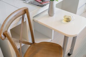 Bureau, espace de travail pour ordinateur portable