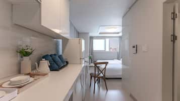 Deluxe Twin Room | Desk, laptop workspace, soundproofing