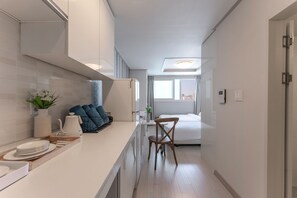 Tvåbäddsrum Deluxe | Skrivbord, arbetsyta för laptop och ljudisolering