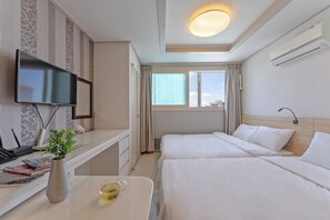 Habitació amb dos llits individuals Deluxe | Escriptori i espai de treball apte per a portàtils 