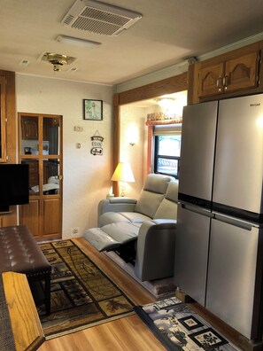 Téléviseur, lecteur de DVD, chaîne audio