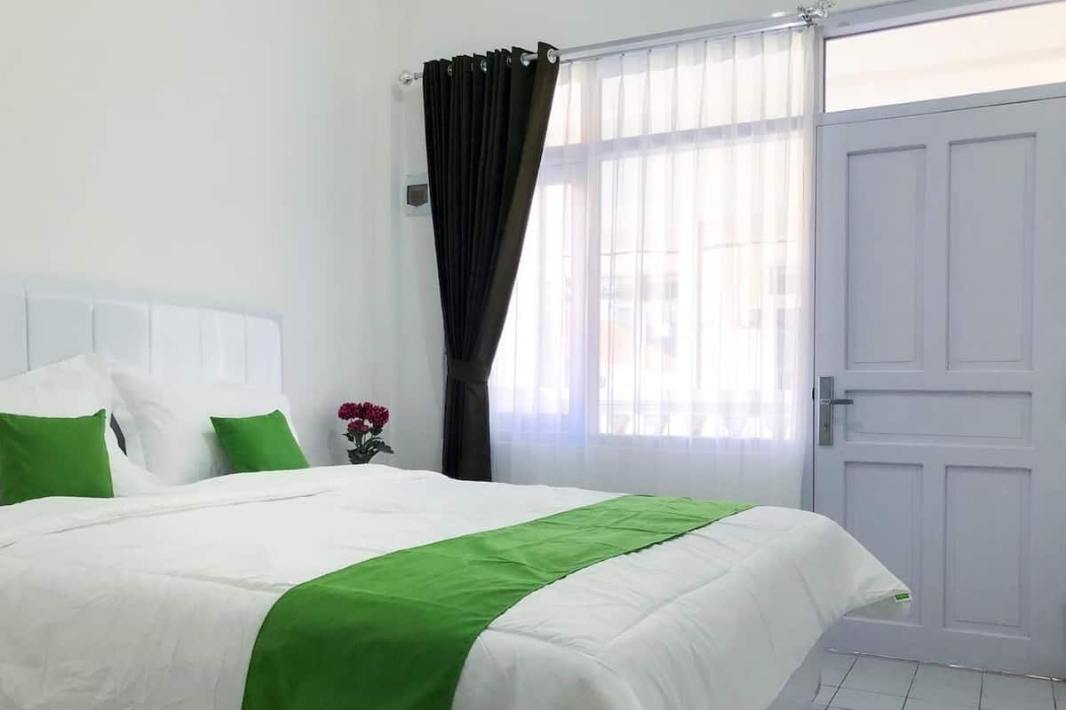 Standard Room | Desk, bed sheets