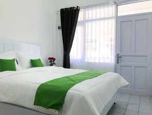 Standaard kamer | Een bureau, beddengoed