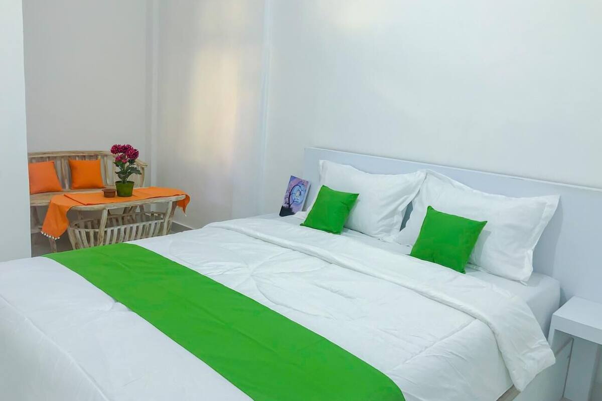 Standard Room | Desk, bed sheets