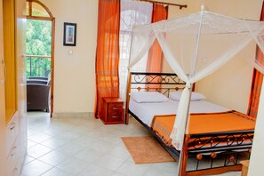 4 habitaciones, tabla de planchar con plancha, wifi y ropa de cama 