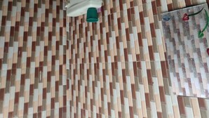 Ducha, artículos de higiene personal gratuitos, zapatillas y toallas