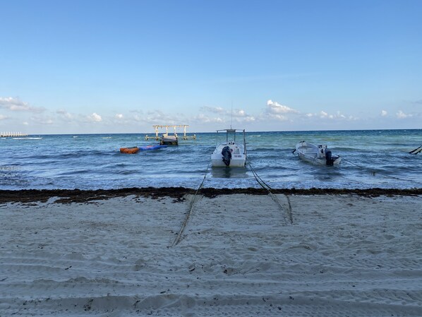Playa en los alrededores, camastros y toallas de playa