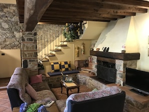 Télévision, cheminée