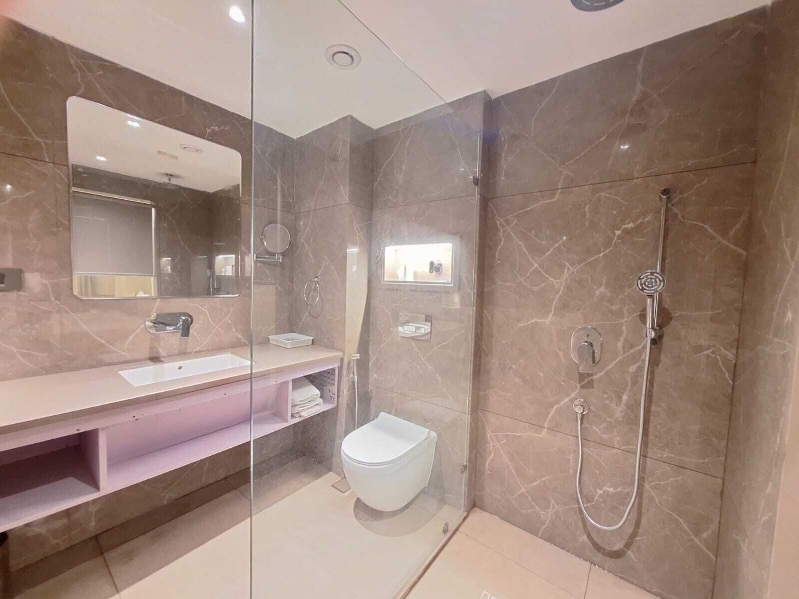 Habitación ejecutiva con 1 cama matrimonial o 2 individuales | Baño | Regadera, amenidades de baño gratuitas, toallas, jabón 