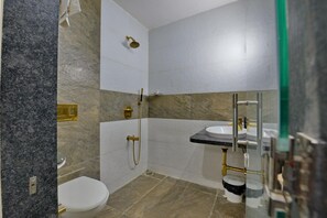 Een douche, gratis toiletartikelen, handdoeken, zeep