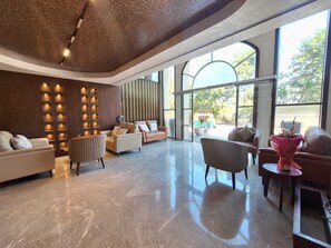 Lobby - Hotel Tilak (Bhopal)