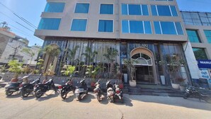 Um edifício de vários andares com fachada moderna, janelas amplas e entrada central.