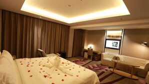 Ein Hotelzimmer mit Bett, Schreibtisch, Stuhl und Sofa.
