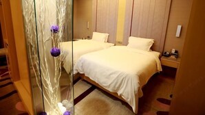 A hotel room with two beds, a glass partition, and a decorative plant. - Lavande Hotel (Zhuanghe Xiangyang Road) (Zhuanghe)