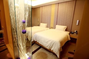 A hotel room with two beds, a glass partition, and a decorative plant. - Lavande Hotel (Zhuanghe Xiangyang Road) (Zhuanghe)