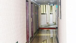 A corridor with doors on the left, a glass partition in the center, and a sign above the partition. - Greentree Alliance Gansu Longnan Beishan East Road Hotel (Longnan)