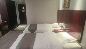 A hotel room with two beds, a desk, and a wardrobe. - Greentree Alliance Gansu Longnan Beishan East Road Hotel (Longnan)