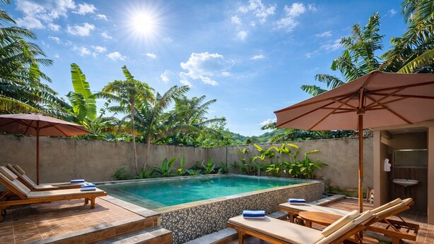 Hồ bơi ngoài trời