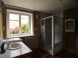 Dusche, Haartrockner, Bidet, Handtücher