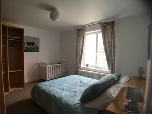 4 bedrooms, iron/ironing board, free WiFi, bed sheets - The 36 is rated 2 *. 500 meters from the sea. (Reville)