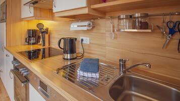Geladeira, micro-ondas, fogĂŁo, cooktop