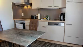 Refrigerador, horno, lavavajillas, silla alta para bebés
