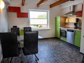 Kühlschrank, Ofen, Geschirrspüler, Hochstuhl