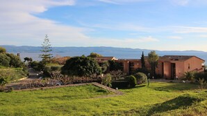 Un edificio con vistas al mar y a las montañas.