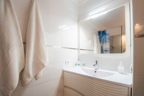 Unclassified image, 3 of 11, button