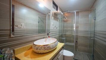 Monolocale Deluxe | Bagno | Doccia, asciugacapelli, pantofole, asciugamani