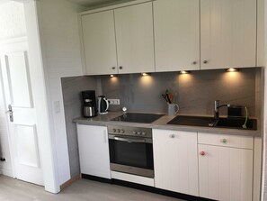 Kühlschrank, Mikrowelle, Ofen, Geschirrspüler