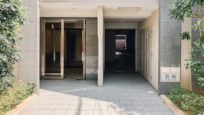 La entrada a un edificio con un letrero que dice 'Fendrel Yabu'.