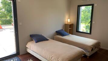 5 bedrooms, iron/ironing board, WiFi, bed sheets