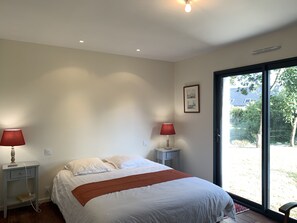 5 bedrooms, iron/ironing board, WiFi, bed sheets