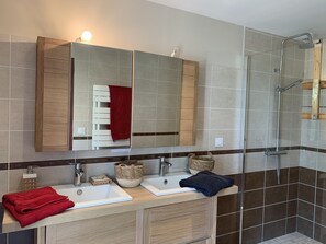 Badewanne, Haartrockner, Handtücher