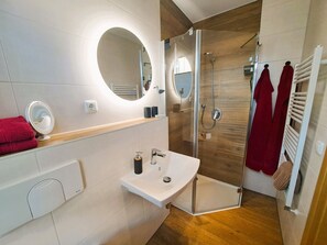 Dusche, Haartrockner, Handtücher