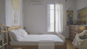 5 bedrooms, in-room safe, desk, iron/ironing board