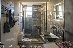 Douche, articles de toilette écologiques, séchoir à cheveux, bidet